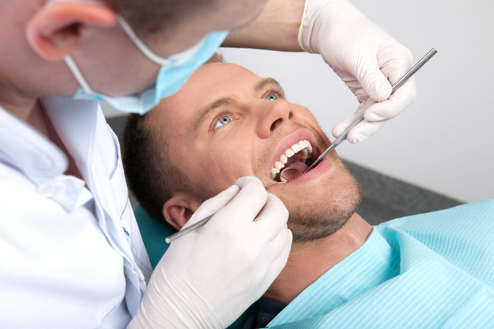 Лечение заболевшего зуба. Стоматолог и пациент. Осмотр стоматолога. Человек у стоматолога.