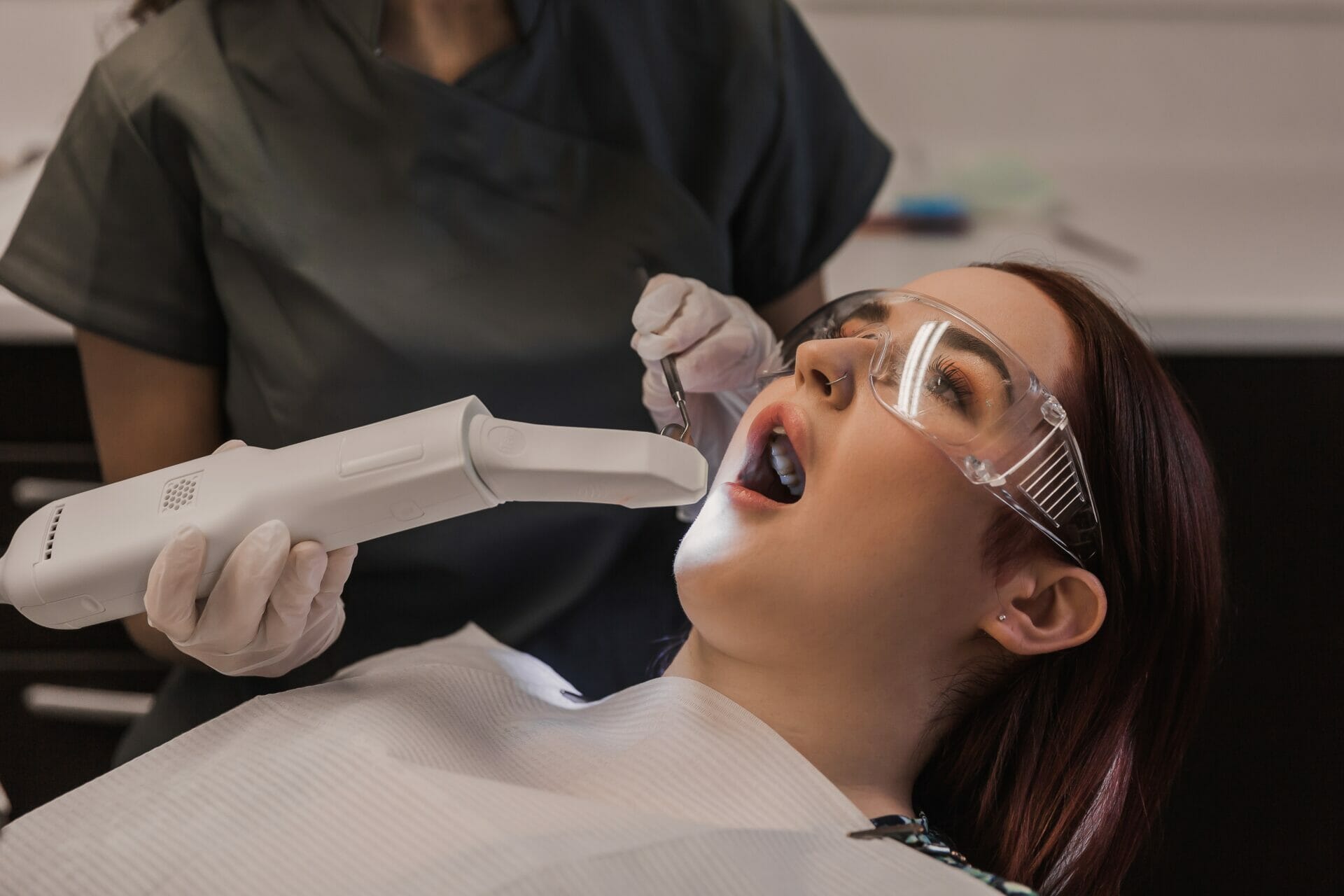 girl getting a scan using iTero scan