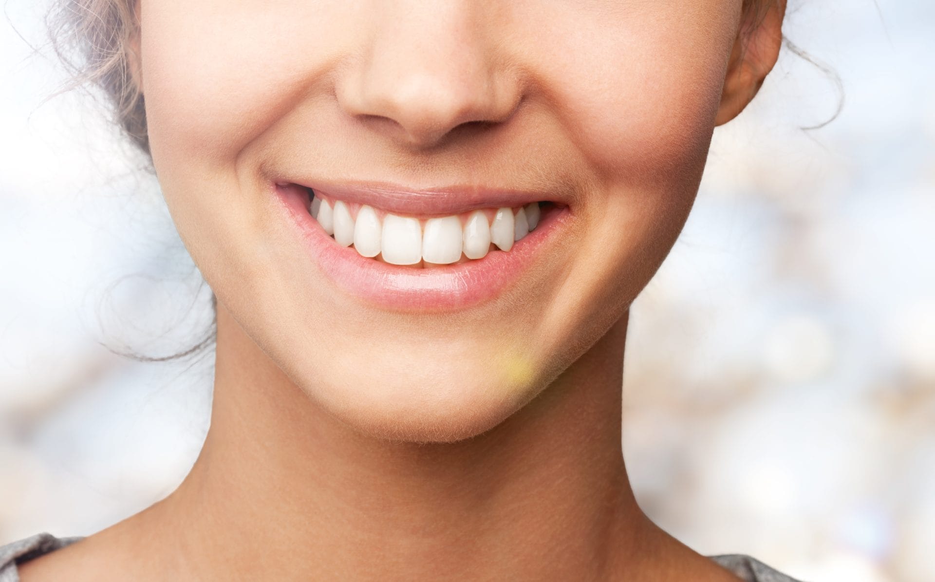 Why Your Teeth Look More Yellow in Natural Light and What Everyday Habits Have to Do With It